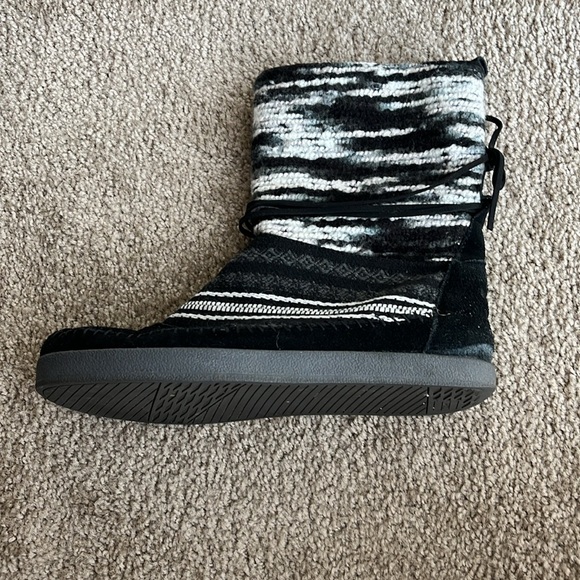 Toms Black and Gray Winter Boots - Picture 4 of 10